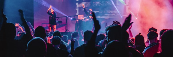 OG真人平台球迷在线交流与讨论的虚拟社区场景