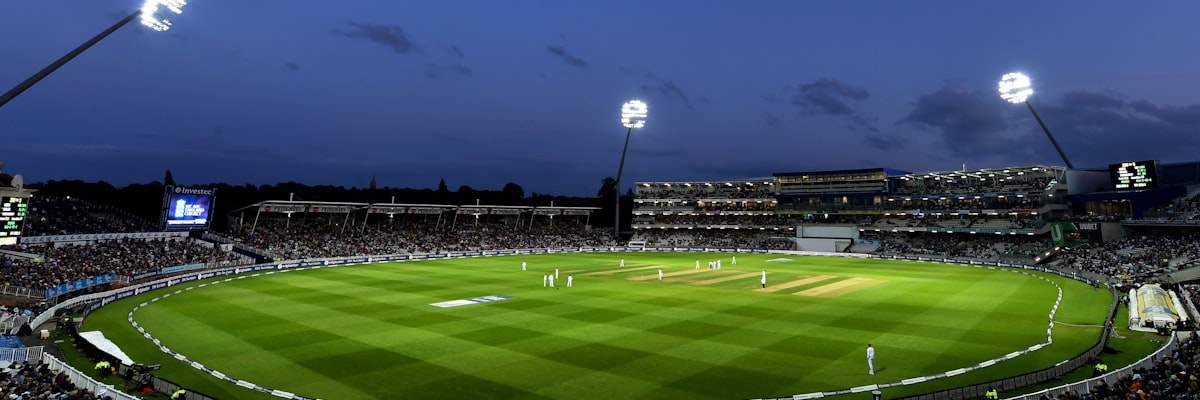 众多球迷通过手机、电脑等设备观看OG真人平台高清体育直播的聚合场景